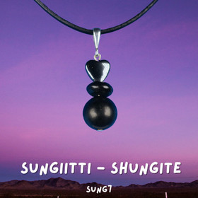 Sungiitti riipus jossa hematiittisydän SUNG7