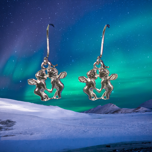 Hopeakorvakorut enkelit suukottelee. Angel2