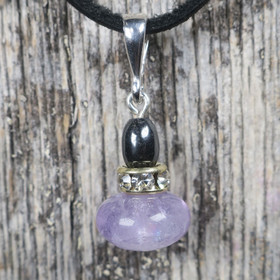 Riipus ametisti litteä, hematiitti, zirkonikoristein. Pirjo