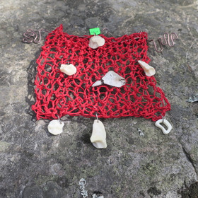 Seinäkoriste paperinarupohjalla poronluita, puuta. Nro KM