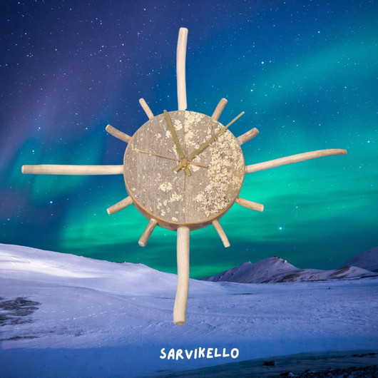 Seinäkello kelopuuta ja poronsarvia