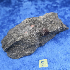 Almandiini granaatti 114g 70x40x25mm Nappikallio Hi184f