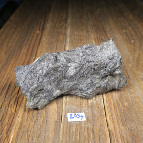 Nuummiitti 233g 100x50x40mm sis kordieriitti, biotiitti Hi133 