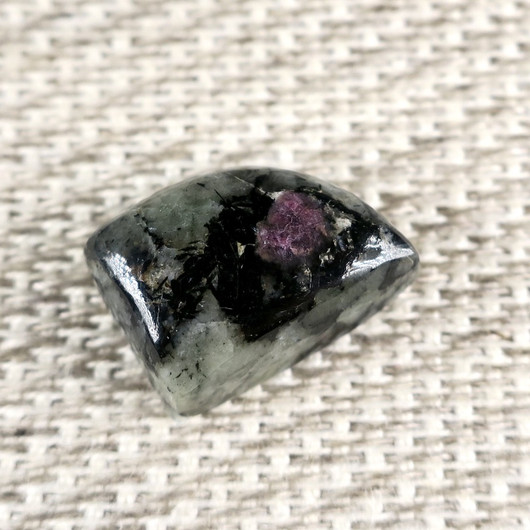 Eudialyytti kapussi cabochon, agrelliitti fluoresoi nro C