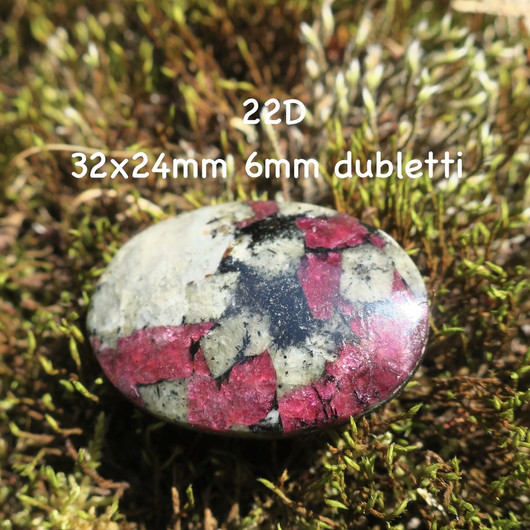 Eudialyytti kapussi cabochon dubletti nro 22D