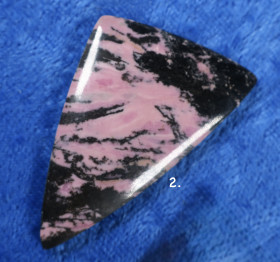 Kapussi rodoniitti kolmikulmainen cabochon nro2