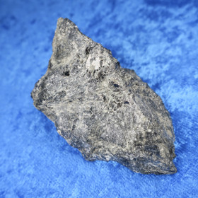 Nuummiitti 66g 70x35x30mm sis biiotiitti, kordieriitti  Hi133 