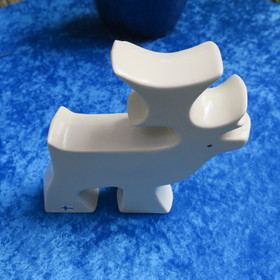 Poro keramiikkaa. Sekunda, sarvesta pieni pala pois.