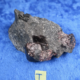 Almandiini granaatti  46g 60x30x15mm Nappikallio Hi184t