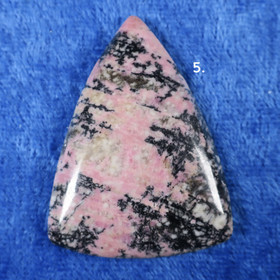 Kapussi rodoniitti kolmikulmainen cabochon nro5