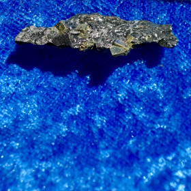 Mustaliuske, pyriittikiteitä  1,5g Hi180a