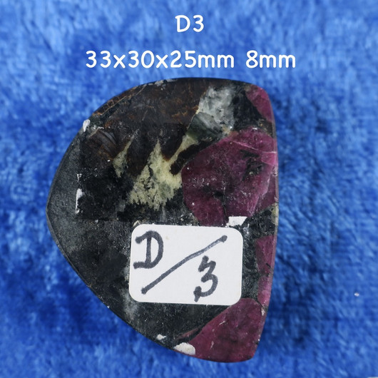 Eudialyytti kapussi cabochon nro D3
