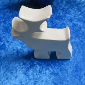 Poro keramiikkaa. Sekunda, sarvesta pieni pala pois.