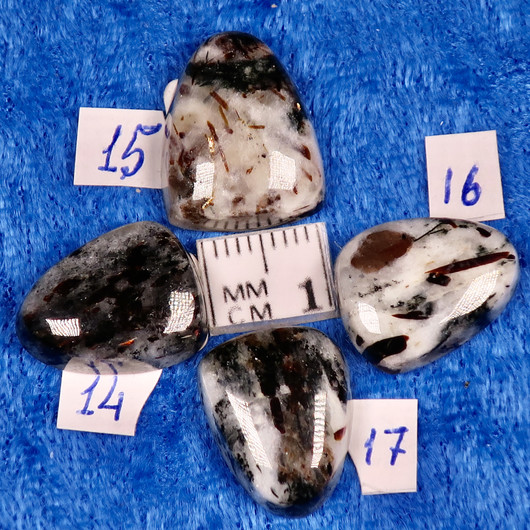 Kapussi astrofylliitti 13x17mm cabochon KIILA