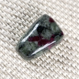 Eudialyytti kapussi  cabochon nro D