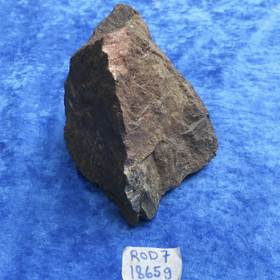 Rodoniitti 1865g raakakivi, kide näkyy. Vittinki Suomi ROD7