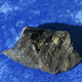 Mustaliuske, pyriittikiteitä 48g Suomi Hi180d