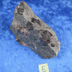 Almandiini granaatti 120g 60x50x27mm Nappikallio Hi184E