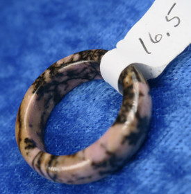 Kivisormus 16,5mm rodoniitti  leveys 6mm kuva tulossa