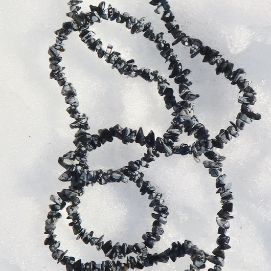 Helmet lumihiutaleobsidiaani 85cm pitkät sipsihelmet