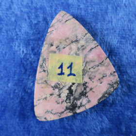 Kapussi rodoniitti kolmikulmainen cabochon nro11