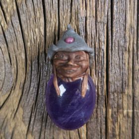 Ametisti piksi aito rubiini hatussaan