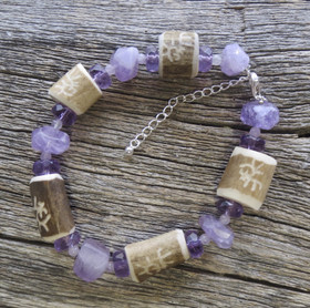 Rannekoru poronsarvi ja viistehiottuja ametisteja EMMOS