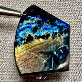 Spektroliitti kapussi. Ylämaa KSP10