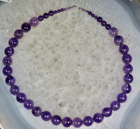 Helmet ametisti tumma kirkas 14mm, pienenevä 50cm EXTRA-laatua. Queen4