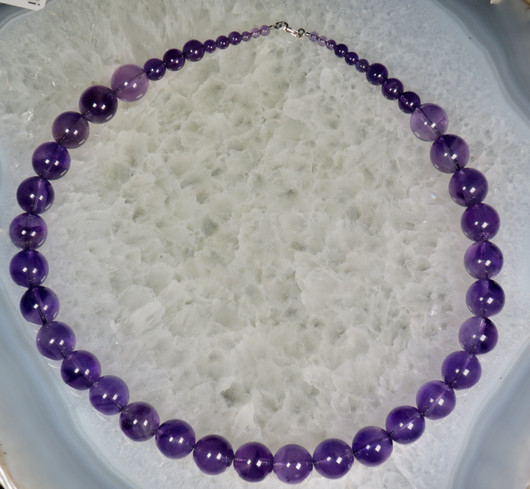 Helmet ametisti tumma kirkas 14mm, pienenevä 50cm EXTRA-laatua. Queen4