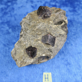 Almandiini granaatti 154g 70x45x35mm Nappikallio Hi184h