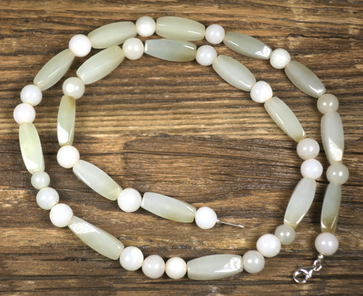 Helmet vaaleat nefriittihelmet 53cm. nro2 