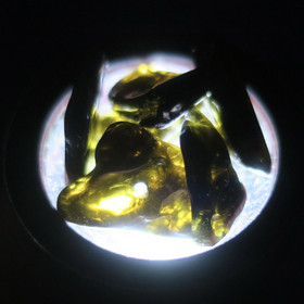 Tektiitti musta hiottu irtohelmi alle 1g