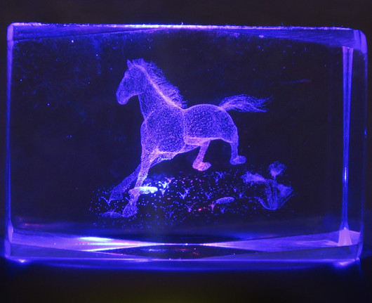 Kristallikuutio 6cm hevonen juoksee