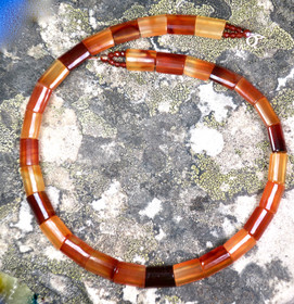 Kaulakoru karneoli, oranssit viistehiotut palat. Juhlava