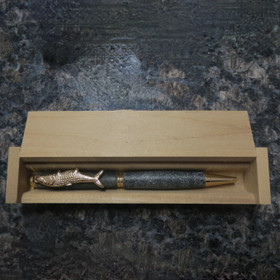 Kuulakärkikynä vuolukivi, kala klipsillä, lahjalaatikossa