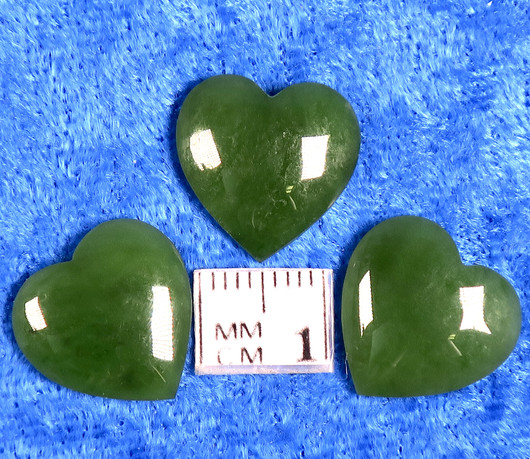 Kapussi nefriitti, vihreä, 15x15mm, sydän cabochon