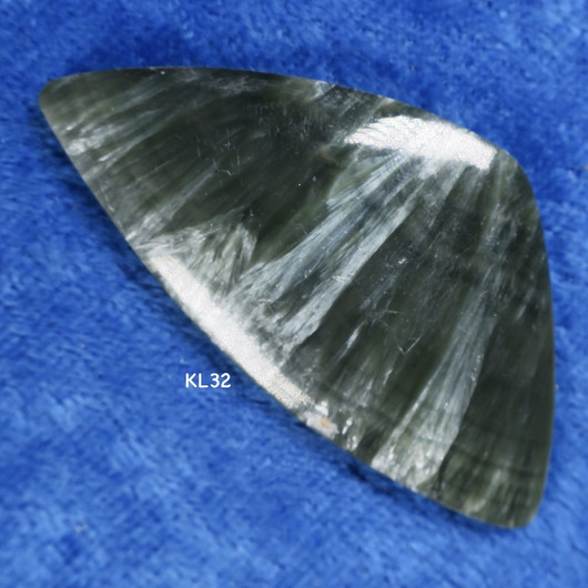 Kapussi serafiniitti klinokloori kolmikulmainen KL32