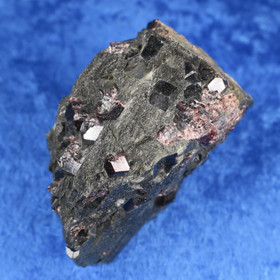 Almandiini granaatti 156g 60x40x30mm Nappikallio Hi184i