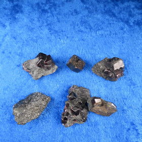 Almandiini granaatti raaka alle 10g nro48-53 Nappikallio Hi184 Valitse