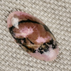 Kapussi rodoniitti 13x24mm ovaali cabochon