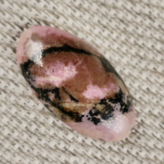 Kapussi rodoniitti 13x24mm ovaali cabochon