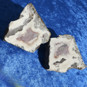 Akaatti ja kalsiitti halkaistu raakakivi 235g. Hi175E 