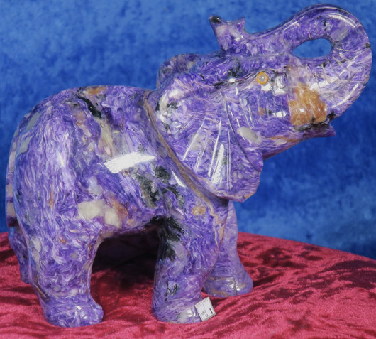 Kiviveistos tsharoiittinorsu 1309g  elefantti 