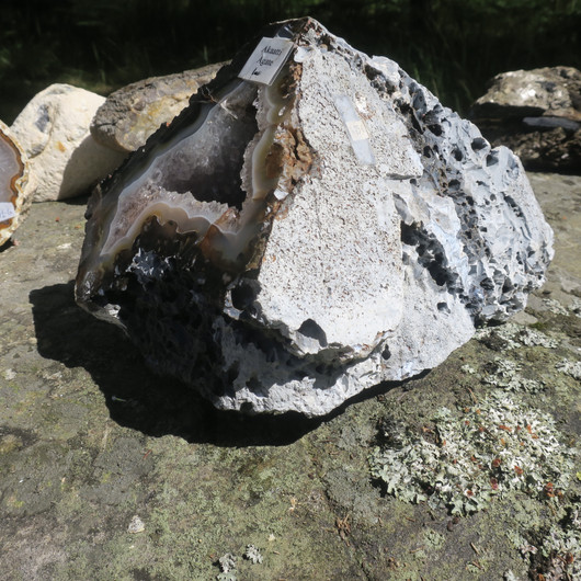 Akaattigeodi iso 8,4kg LUOLA ametistikiteitä sisällä  61Ä 