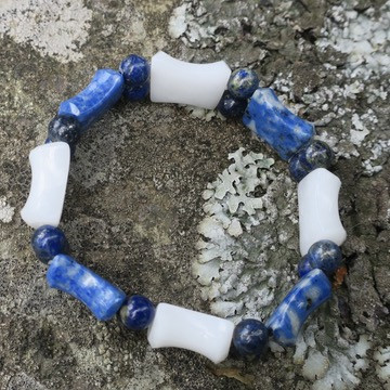 Rannekoru lapis latsuli ja lumikvartsi, sinivalkoinen. Lumi4