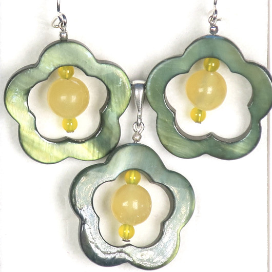 Korusetti simpukkakukka ja keltainen kalsiitti riipus ja korvakorut