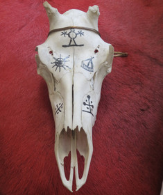 Poron kallo, johon maalattu shamanistisia symboleita, reindeer skull