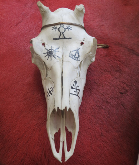Poron kallo, johon maalattu shamanistisia symboleita, reindeer skull