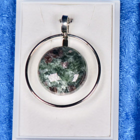 Hopeariipus eklogiitti kehässä 